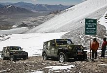 Noch wenige Meter bis zum Ziel: Der deutsche Matthias Jeschke auf dem Weg zum Höhenweltrekord. Dann haben die zwei Jeep Wrangler auf Goodyear MT/R Reifen exakt 6646 Meter über NN erreicht.